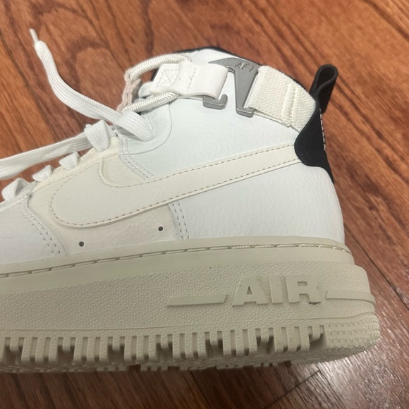 nike women’s Air Force 1 High Utility 2.0 sneakers - Picture 15 of 16